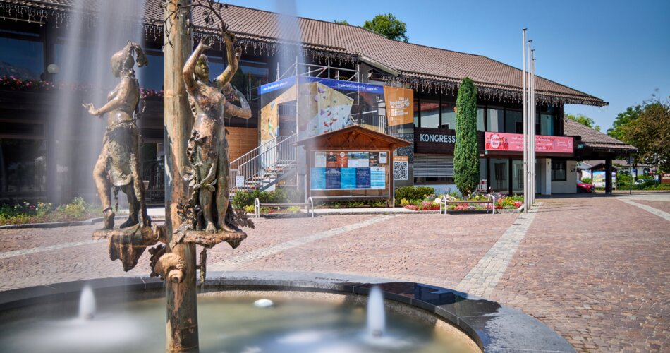 Blick auf das Kongresshaus in Garmisch-Partenkirchen mit Richard-Strauss-Brunnen im Vordergrund | © Marc Gilsdorf Fotografie