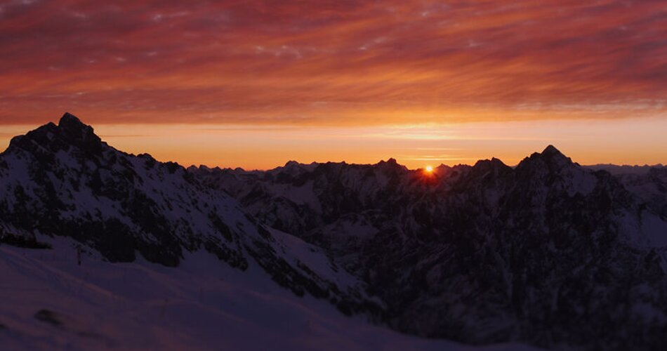 Panoramablick auf Berge im Wettersteingebirge bei Sonnenuntergang | © Jörg Daiber